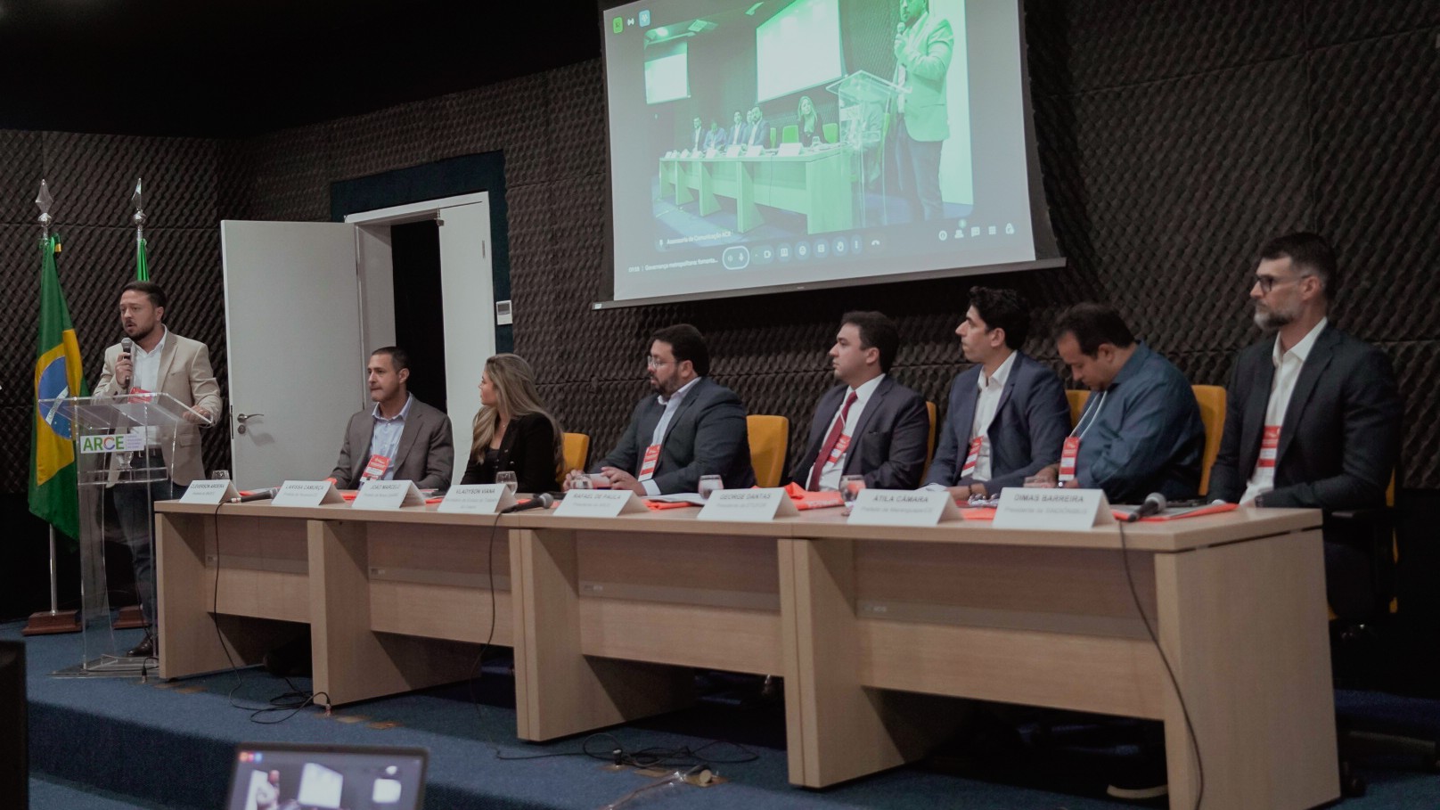 mesa com os participantes do evento no auditório da Arce